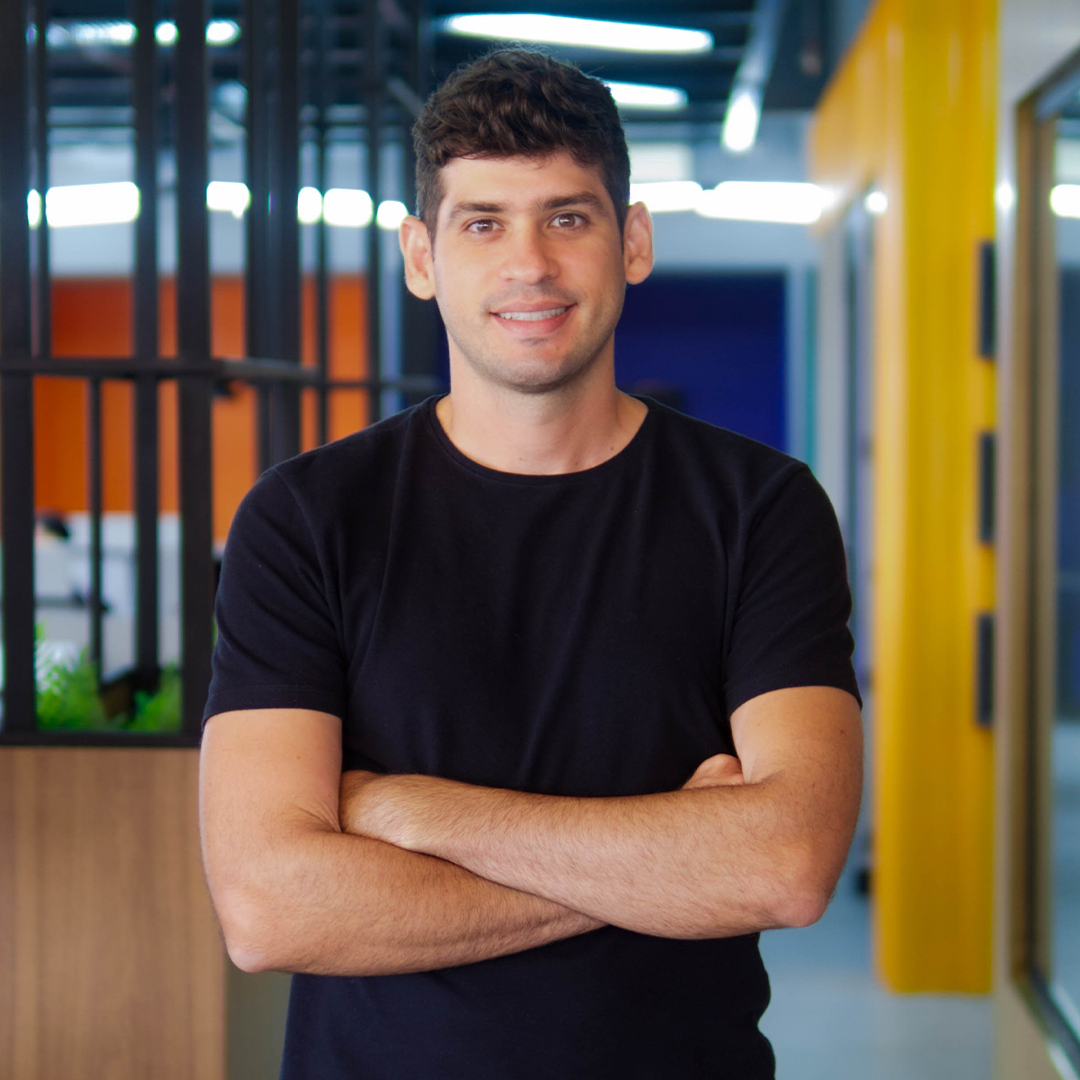 Ronaldo Tenório foi eleito pelo MIT - Massachusetts Institute of Technology, um dos 35 jovens mais inovadores do mundo, é publicitário e fundador da Hand Talk, uma das startups mais premiadas do Brasil, que teve seu aplicativo eleito pela ONU o melhor app social do mundo.